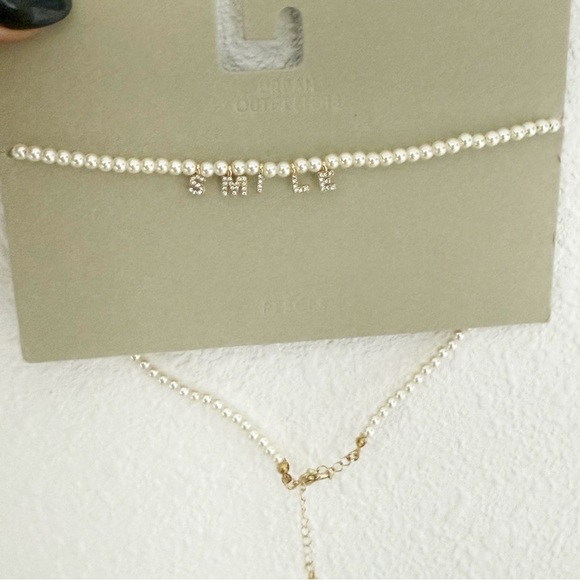 NWT Urban Outfitters Faux Pearl Smile Necklace - Picture 3 of 3